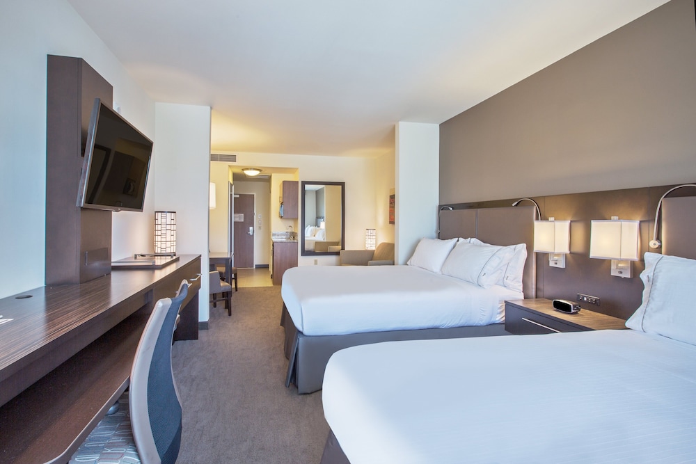 Suite, Multiple Beds, Accessible (Communications)