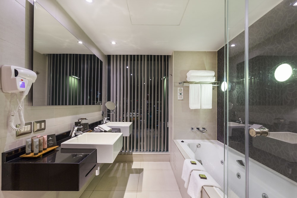 Suite, 1 King Bed, Non Smoking, Balcony (Living Room) - Photo 9