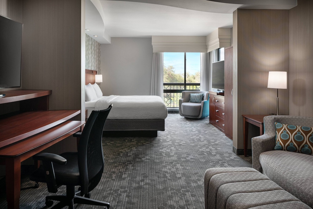 Suite, 1 Bedroom - Photo 2