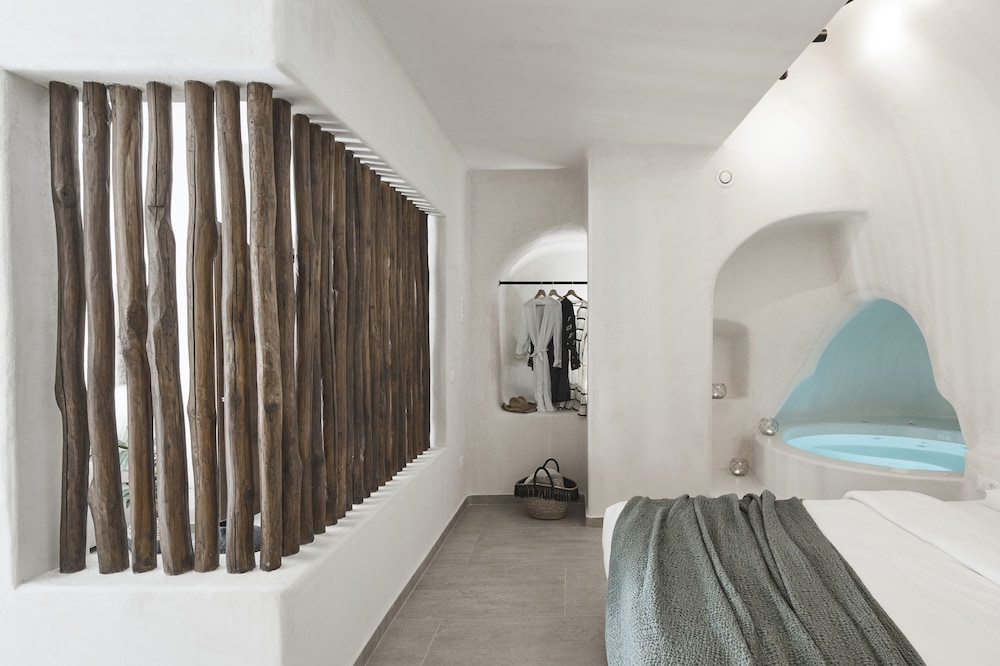 Deluxe Queen Suite with indoor Hot Tub - Photo 15