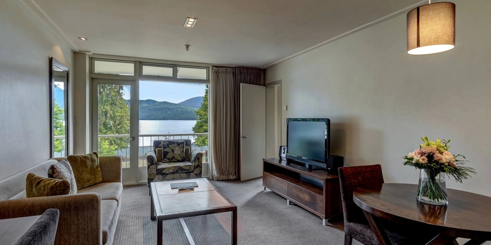Deluxe Lakeview Suite - Photo 3