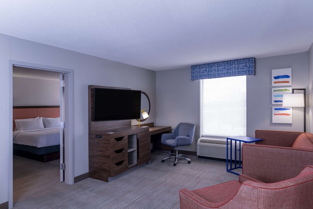 One Bedroom Suite, One King Bed, Non-Smoking - Photo 3