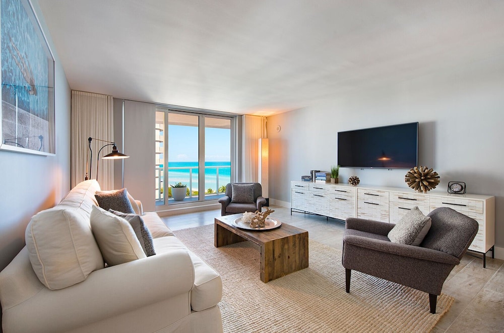 Classic Condo, 1 Bedroom, Balcony, Partial Ocean View (10L13)