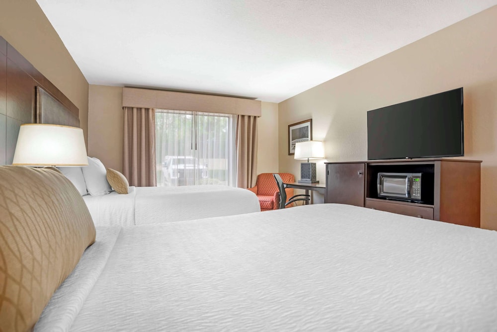 Standard Room, 2 Double Beds, Accessible, Bathtub photo 2