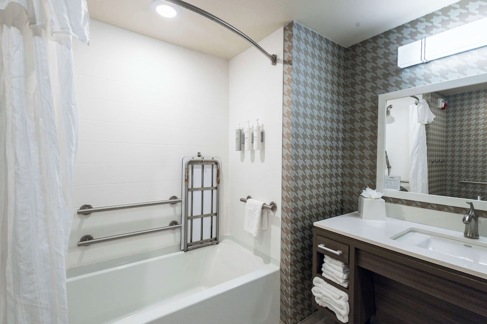 Suite, 1 King Bed, Accessible (Hearing) photo 1