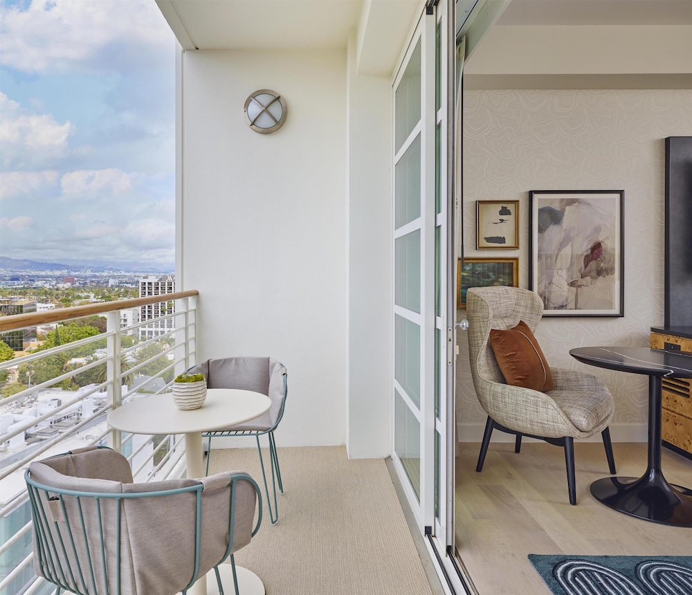 Premier Room, 2 Queen Beds, Bay View thumbnail 5