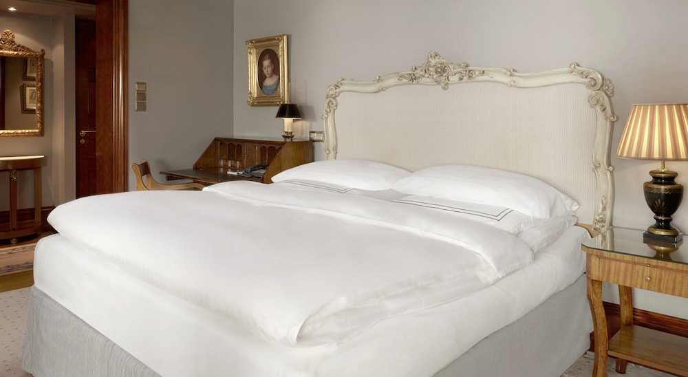 Deluxe Room, 1 King Bed photo 2
