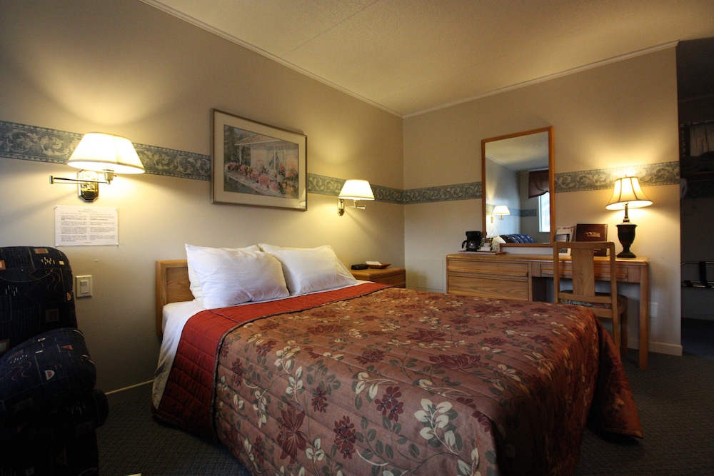 Basic Room, 1 Queen Bed with Sofa bed, Fireplace, Mountain View photo 2