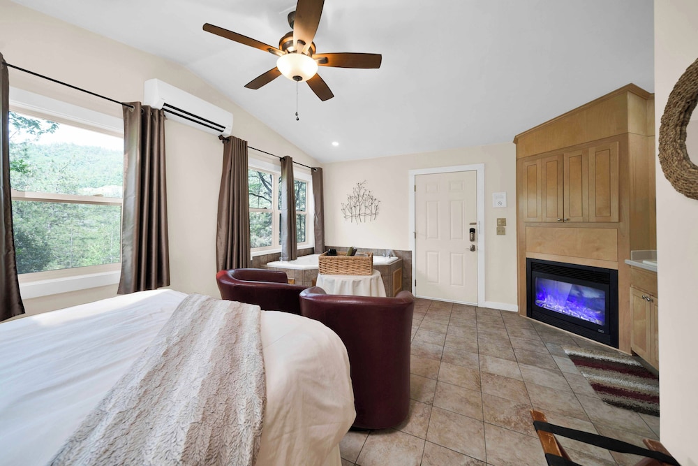 The Acorn Luxury Cabin, 1 Queen Bed, Jetted Tub (Pet Friendly) photo 3