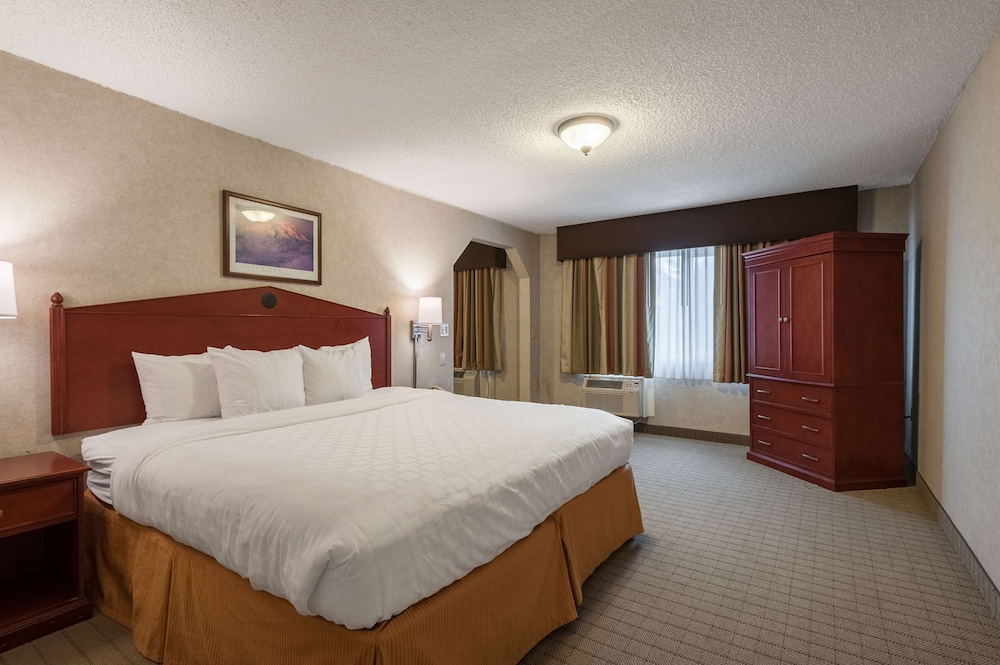 Suite, 1 King Bed, Non Smoking, Jetted Tub (Living Room) photo 3