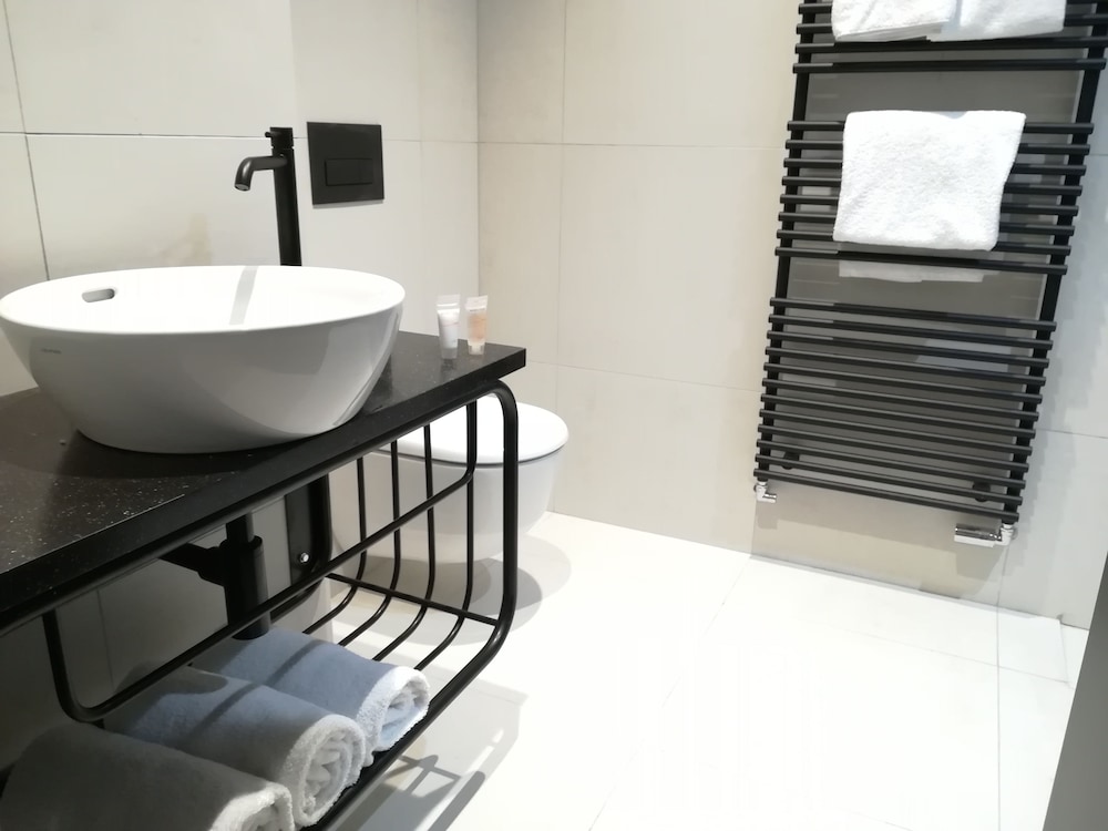 Available room thumbnail 6
