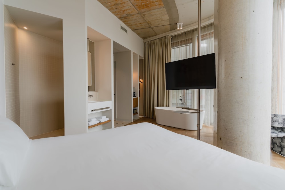 Junior Suite, 1 Twin Bed, Lake View thumbnail 6