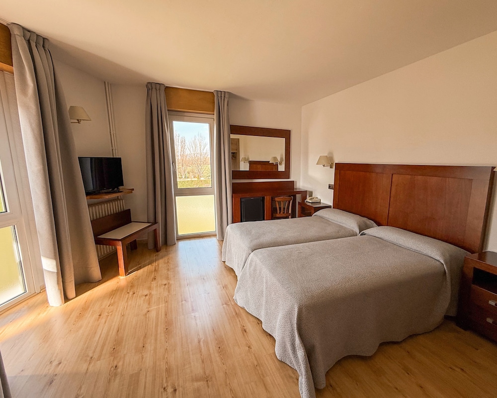 Twin Room - Photo 2