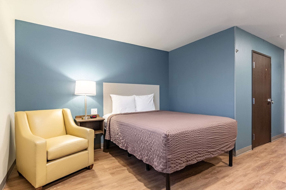 Standard Room, 1 Queen Bed, Non Smoking - Photo 2