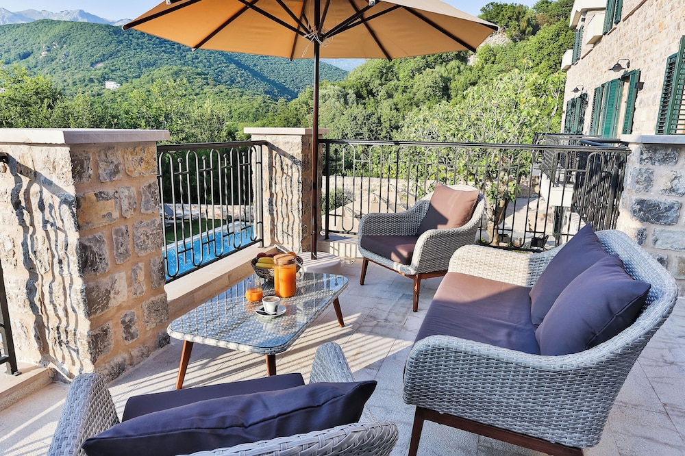 Executive Suite, Pool View photo 2