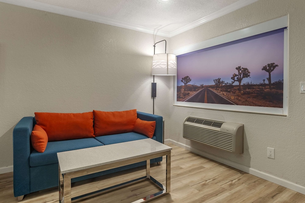 Standard Room, Multiple Beds, Non Smoking - Photo 4