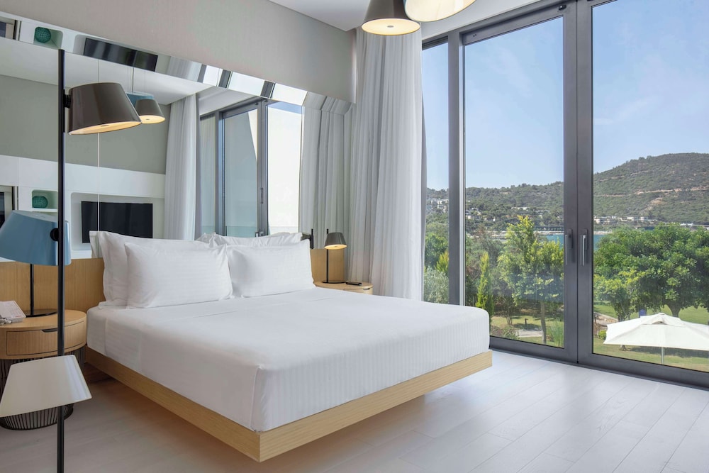 Deluxe Room, 1 King Bed thumbnail 6