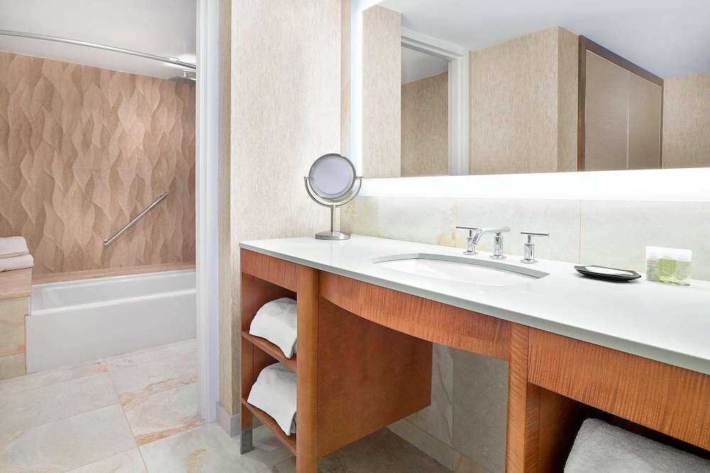 Deluxe Suite, 1 King Bed - Photo 4