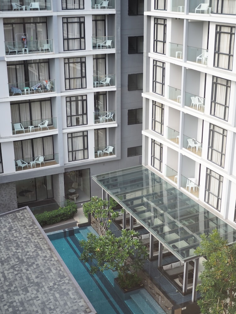 Deluxe Room, Pool View - Photo 9