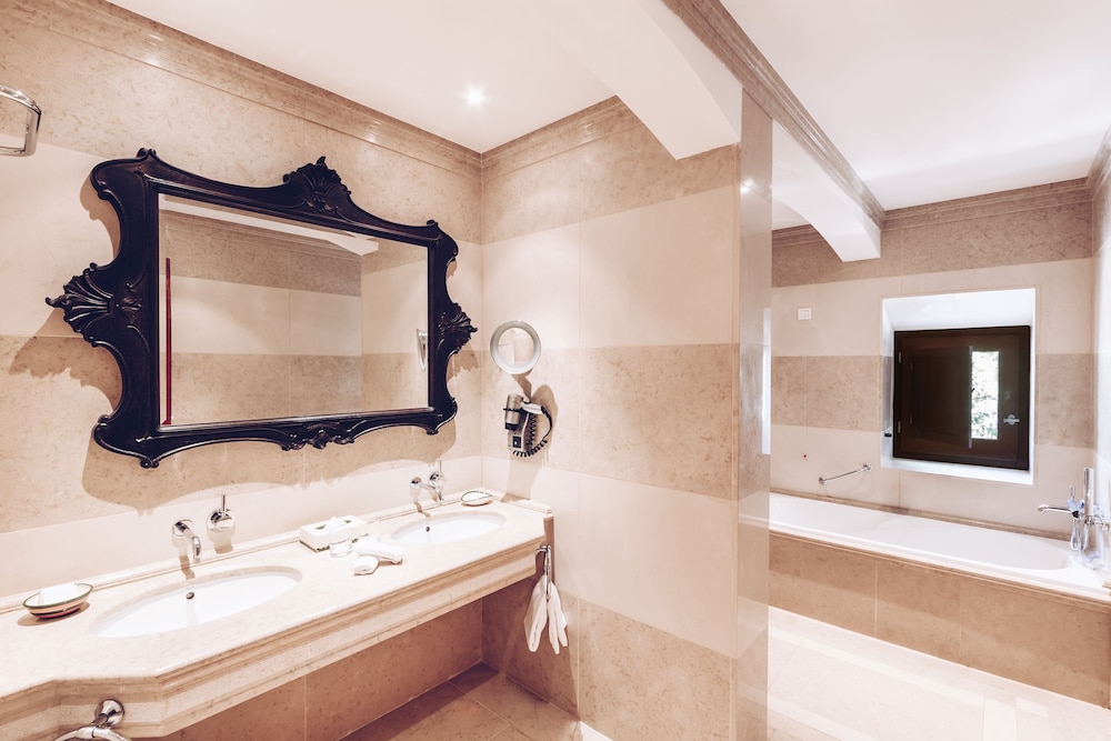 Deluxe Suite - Photo 8