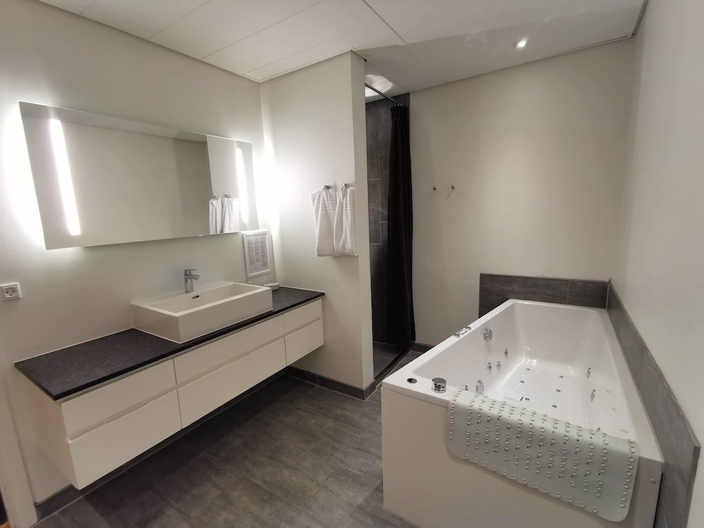 Junior Suite, 1 King Bed - Photo 3