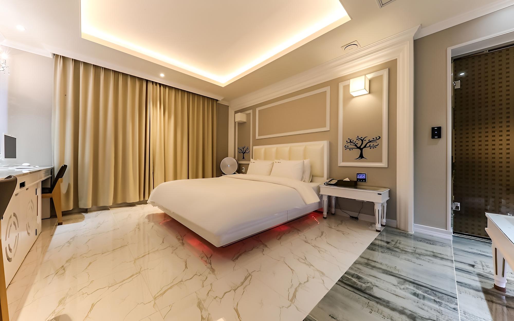 Room (VIP (Styler Whirlpool available Netfl) photo 2