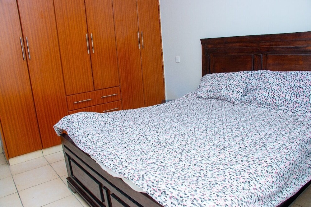 City Apartment, 4 Bedrooms photo 1