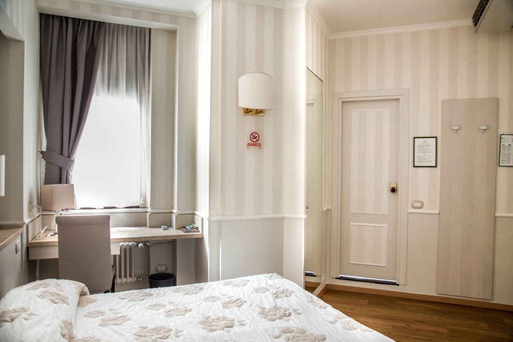 Standard Double or Twin Room thumbnail 5