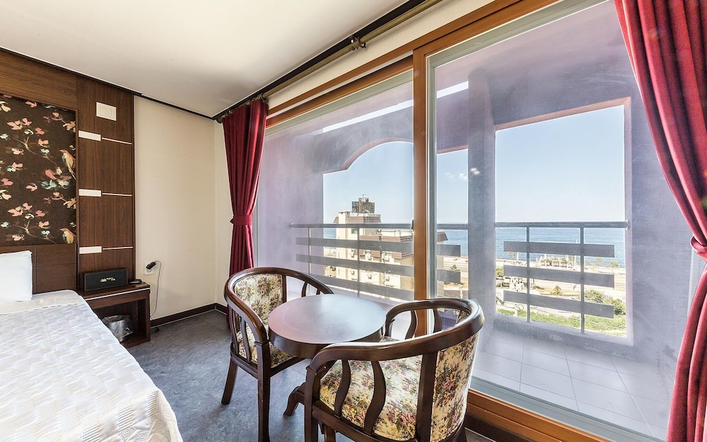 Room (Deluxe Twin (Ocean View)) - Photo 1