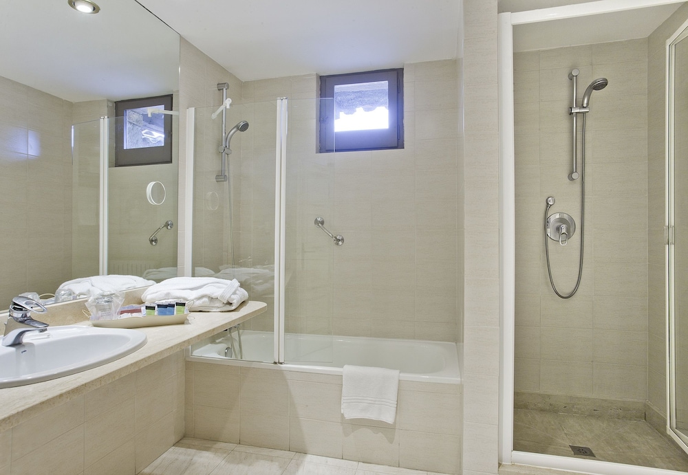 Suite (2 Adults) - Photo 8