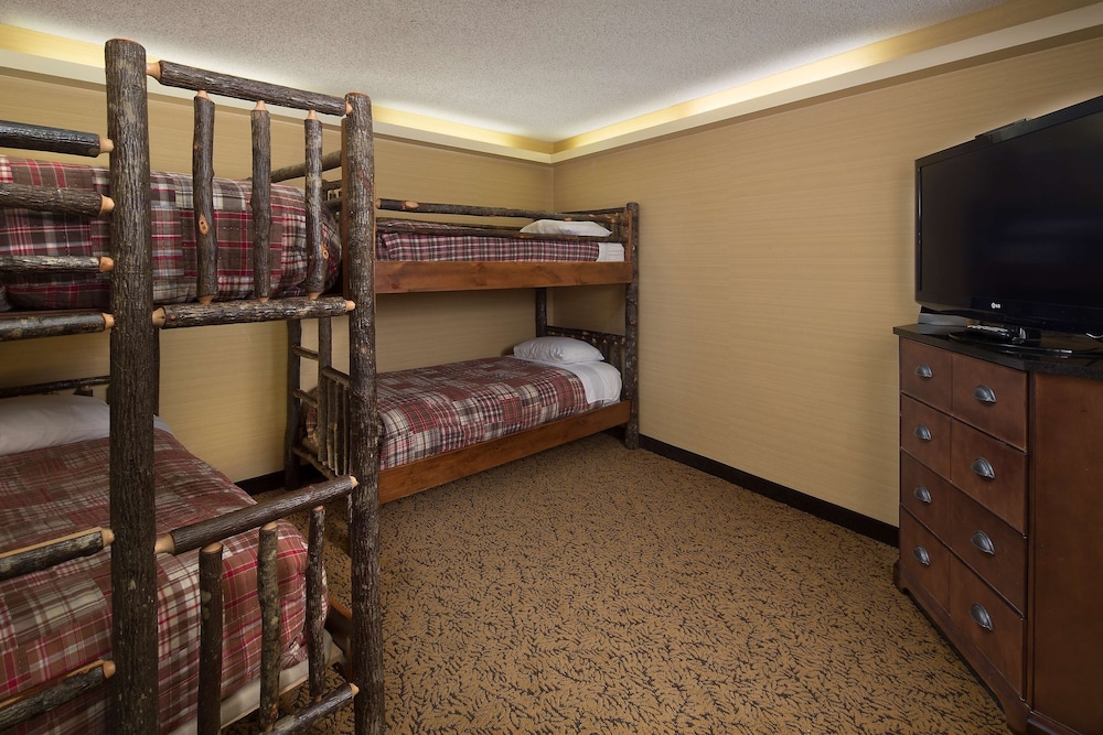 Family Room, Non Smoking, One King, Two Sets of Bunk Beds - Photo 2
