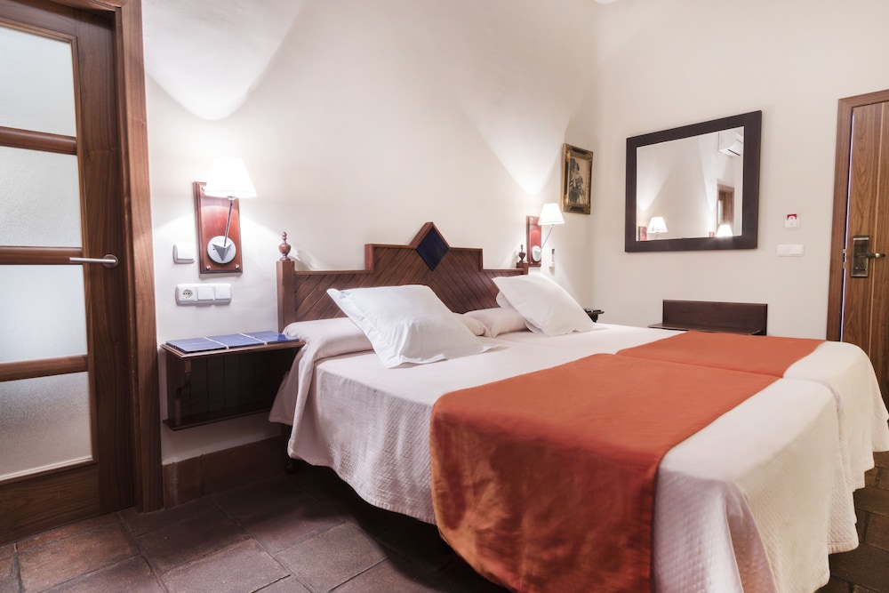 Basic Double or Twin Room - Photo 6