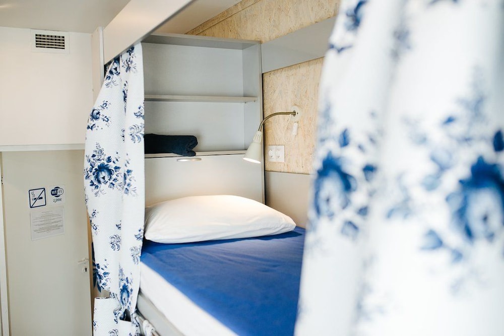 Bed in 6-Bed Male Dormitory Room photo 1