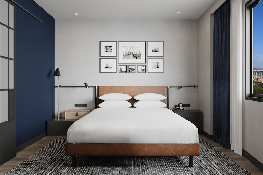 Premium Suite, 1 King Bed, City View photo 2