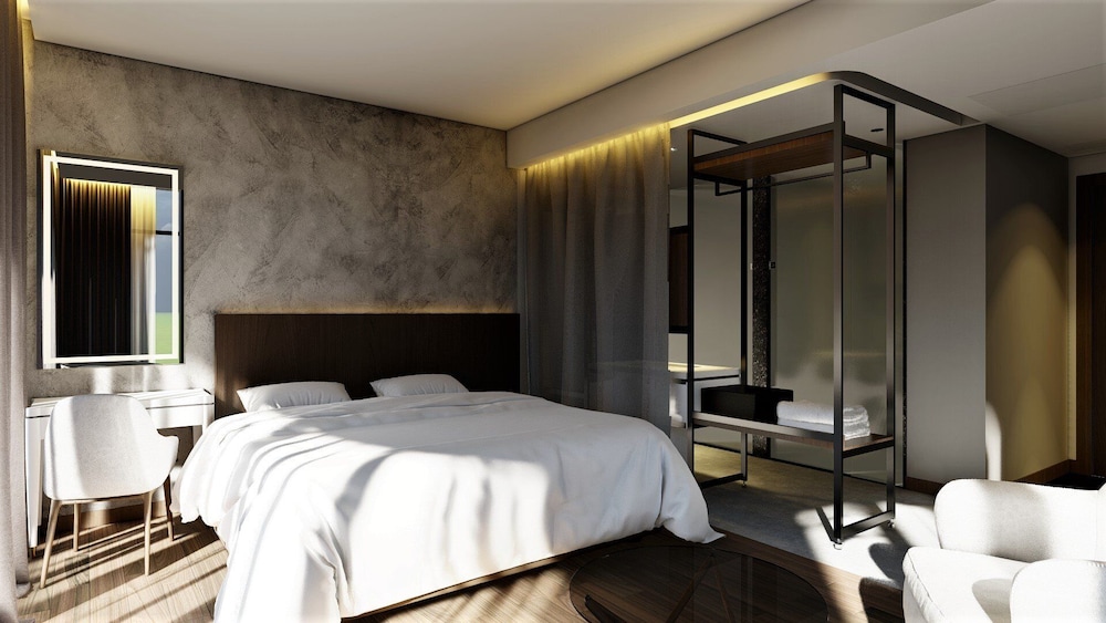 Deluxe Room, 1 King Bed, City View photo 2