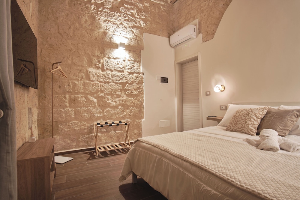 Superior Double Room, 1 King Bed, Balcony, City View photo 3