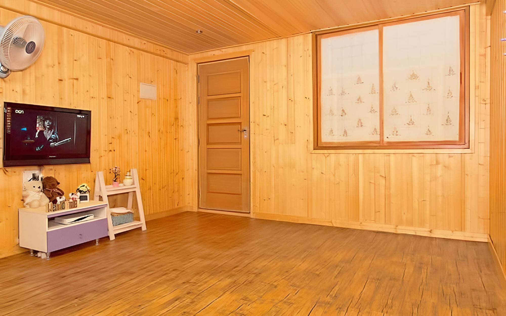 Room (Green Firefly) photo 1