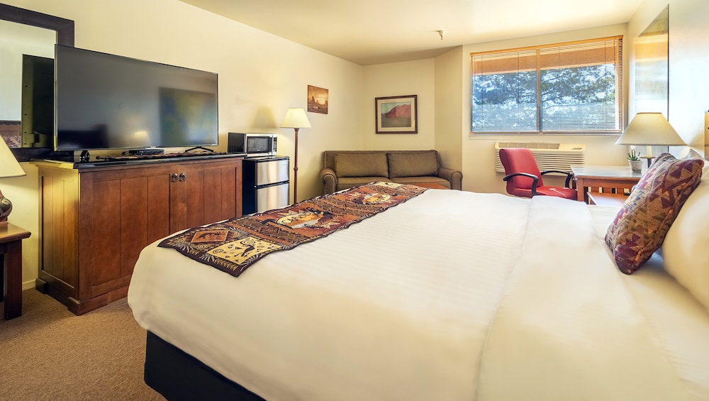 Standard Room, 1 King Bed, Non Smoking photo 3