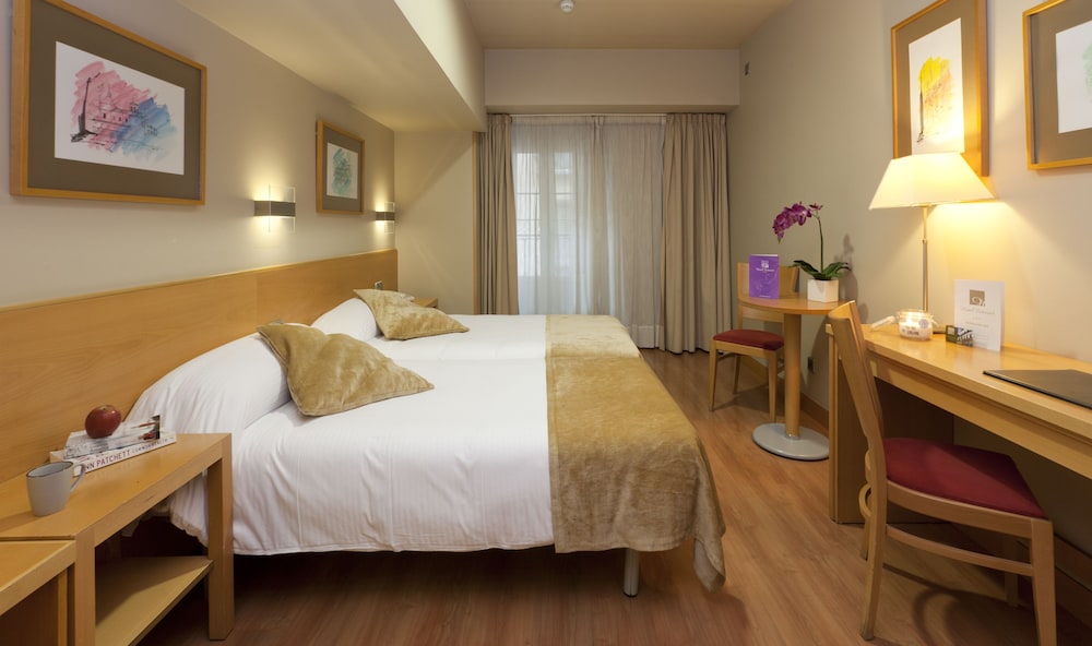 City Double Room thumbnail 6