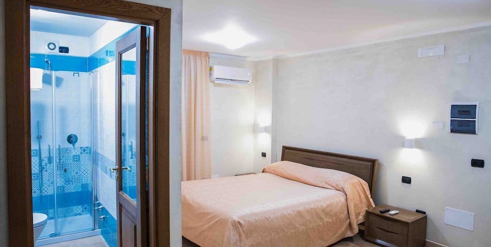 Basic Room, 1 Queen Bed with Sofa bed, Non Smoking, Air conditioning photo 2