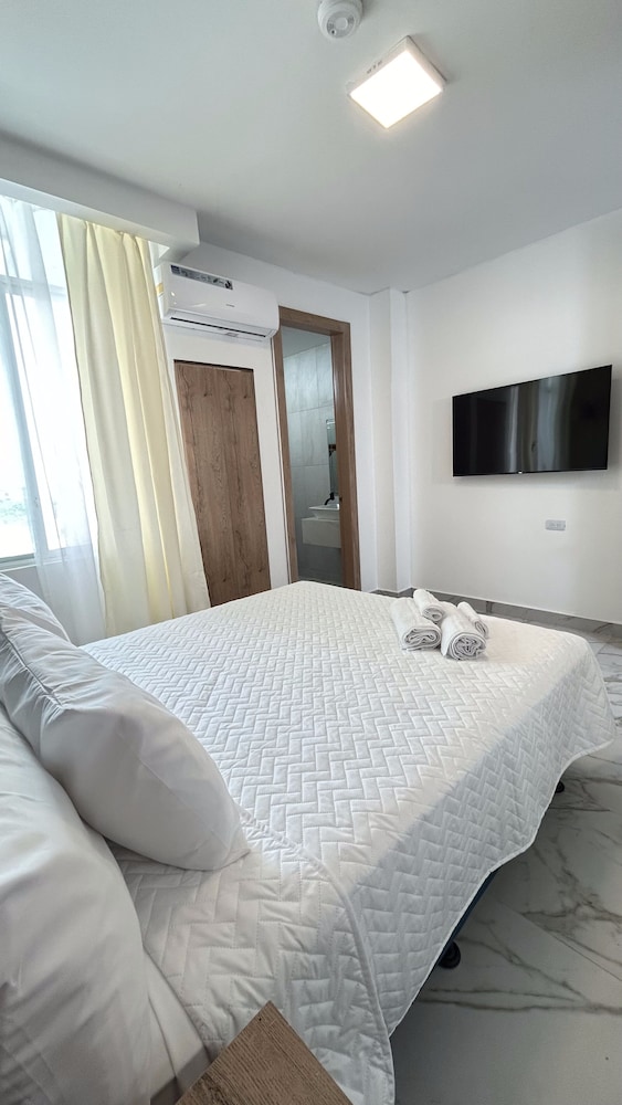 Standard Room, 1 Queen Bed photo 2