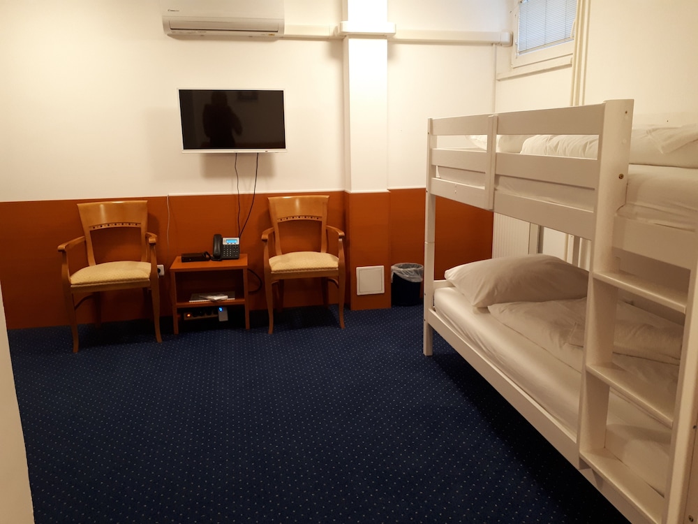 Economy Quadruple Room, 1 Bedroom (Basement) photo 3