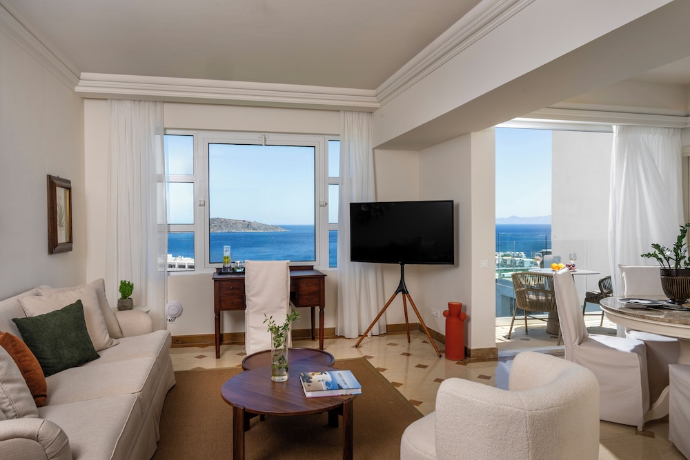 Two Bedroom Deluxe Family Suite with Sea View - Photo 6