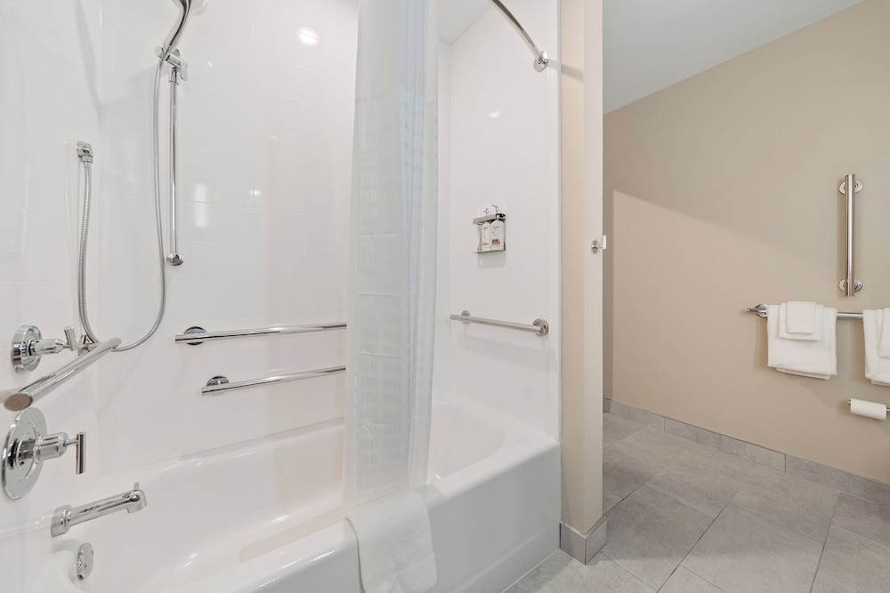 Studio, 1 King Bed, Accessible Bathtub, Non Smoking (Communications, Mobility) photo 3