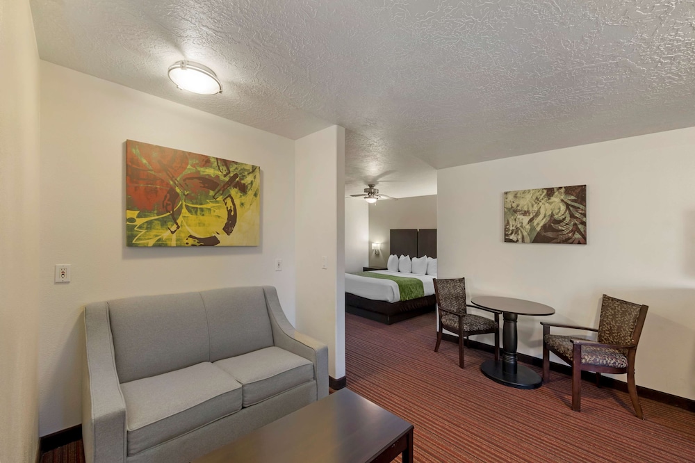 Suite, 2 Queen Beds, Non Smoking, Microwave (with Sofabed) photo 1