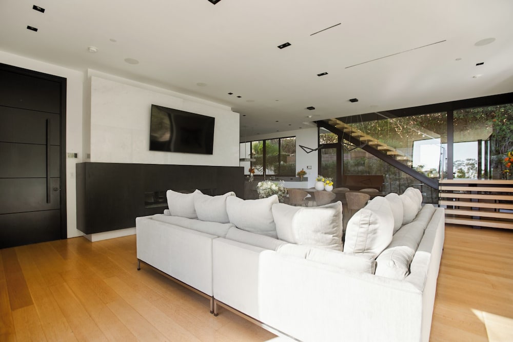 Luxury Villa, Multiple Beds, Pool Access, Mountain View (Belfast Estate)