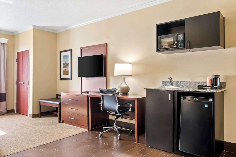 Suite, 1 King Bed with Sofa bed, Accessible, Non Smoking - Photo 2