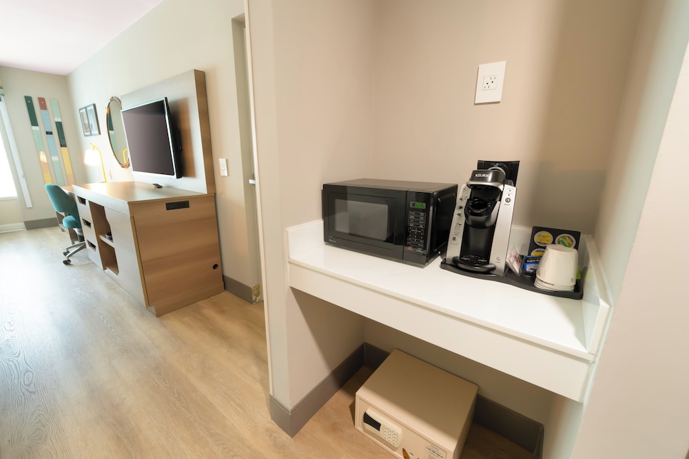 Room, 2 Queen Beds, Accessible (Roll-In Shower) - Photo 2