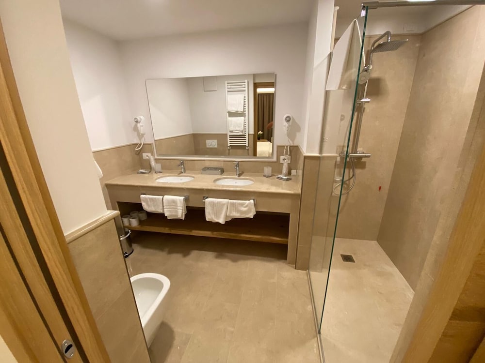 Suite, Pool Access, Lake View photo 2