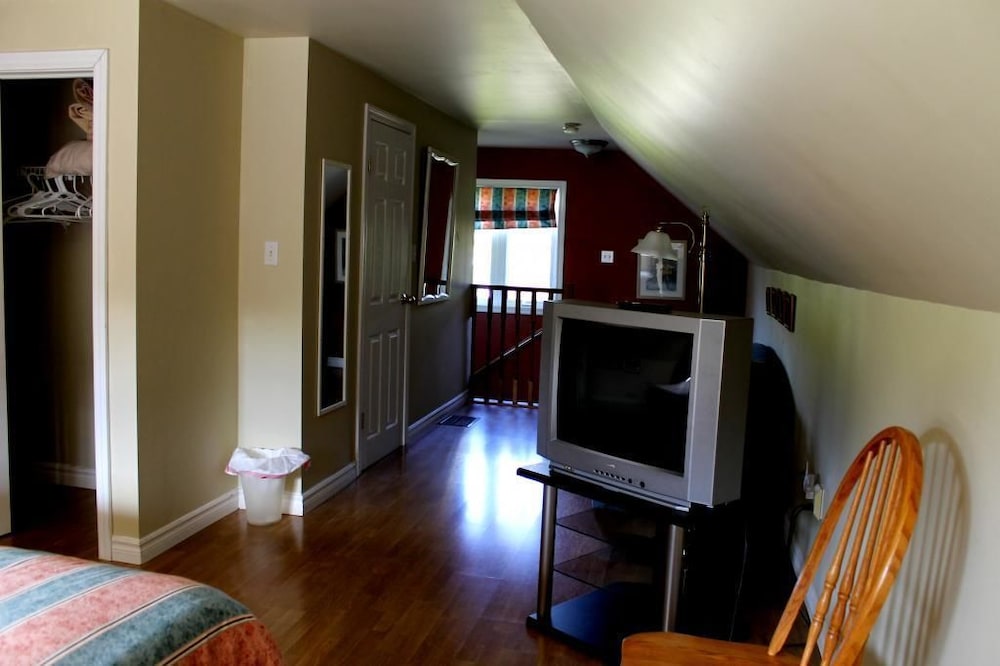 Room, 1 King Bed, Hot Tub photo 2